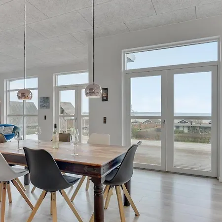 Casa de Férias Three-bedroom In Sjolund