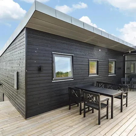Three-bedroom In Дом отдыха Sjolund