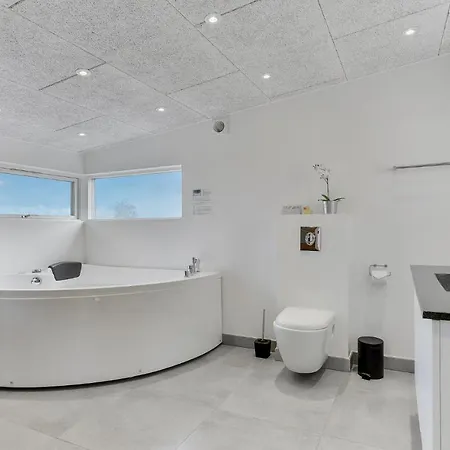 Casa de Férias Three-bedroom In Sjolund