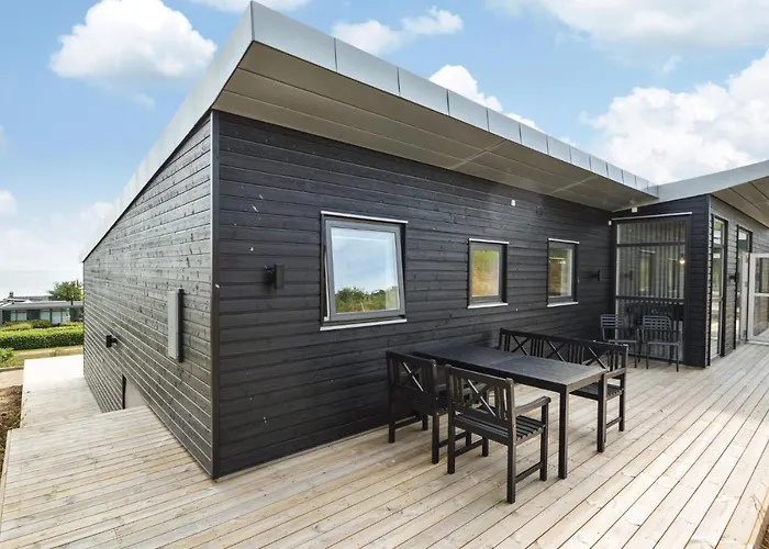 Three-bedroom In 펜션 Sjolund